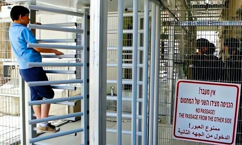 إغلاقات متواصلة واعتداءات استيطانية.. أهالي الخليل في مواجهة التهجير