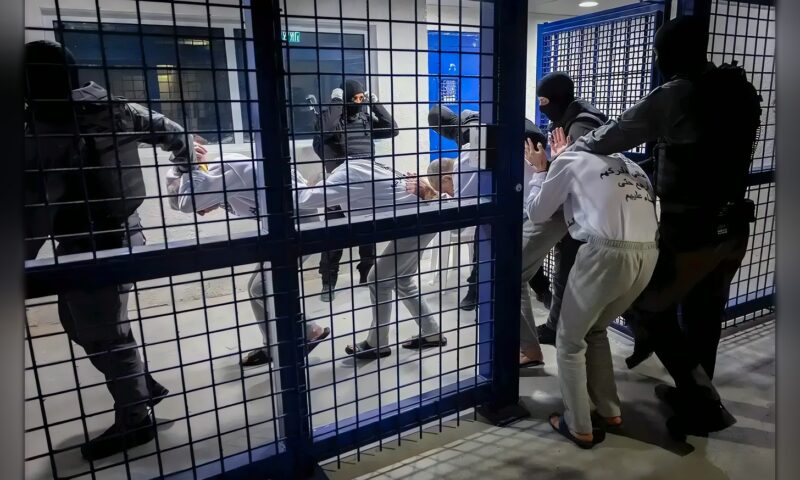 تصاعد قمع أسرى غزة في سجن الرملة وسط مخاوف على حياتهم