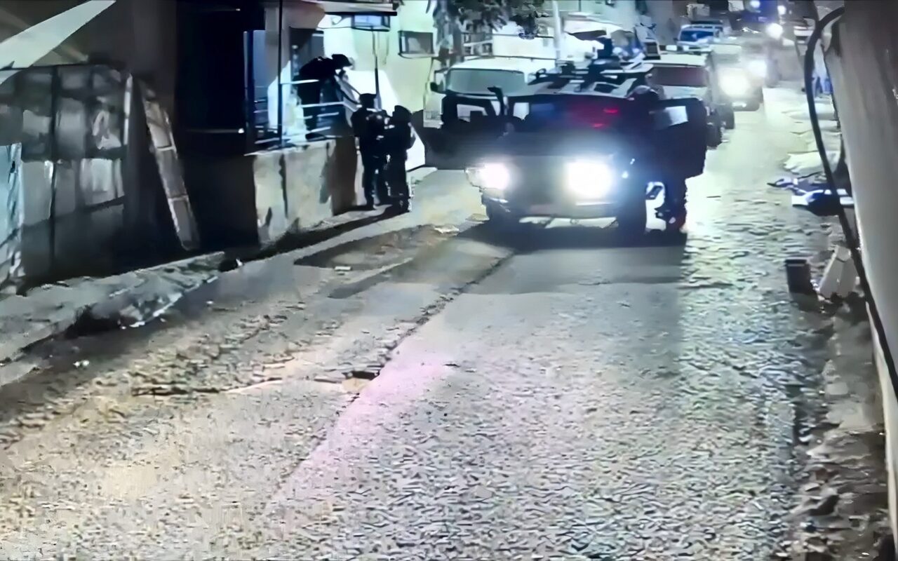 الاحتلال يقتحم مناطق بالضفة ويعتقل عددا من الأسرى المحررين 