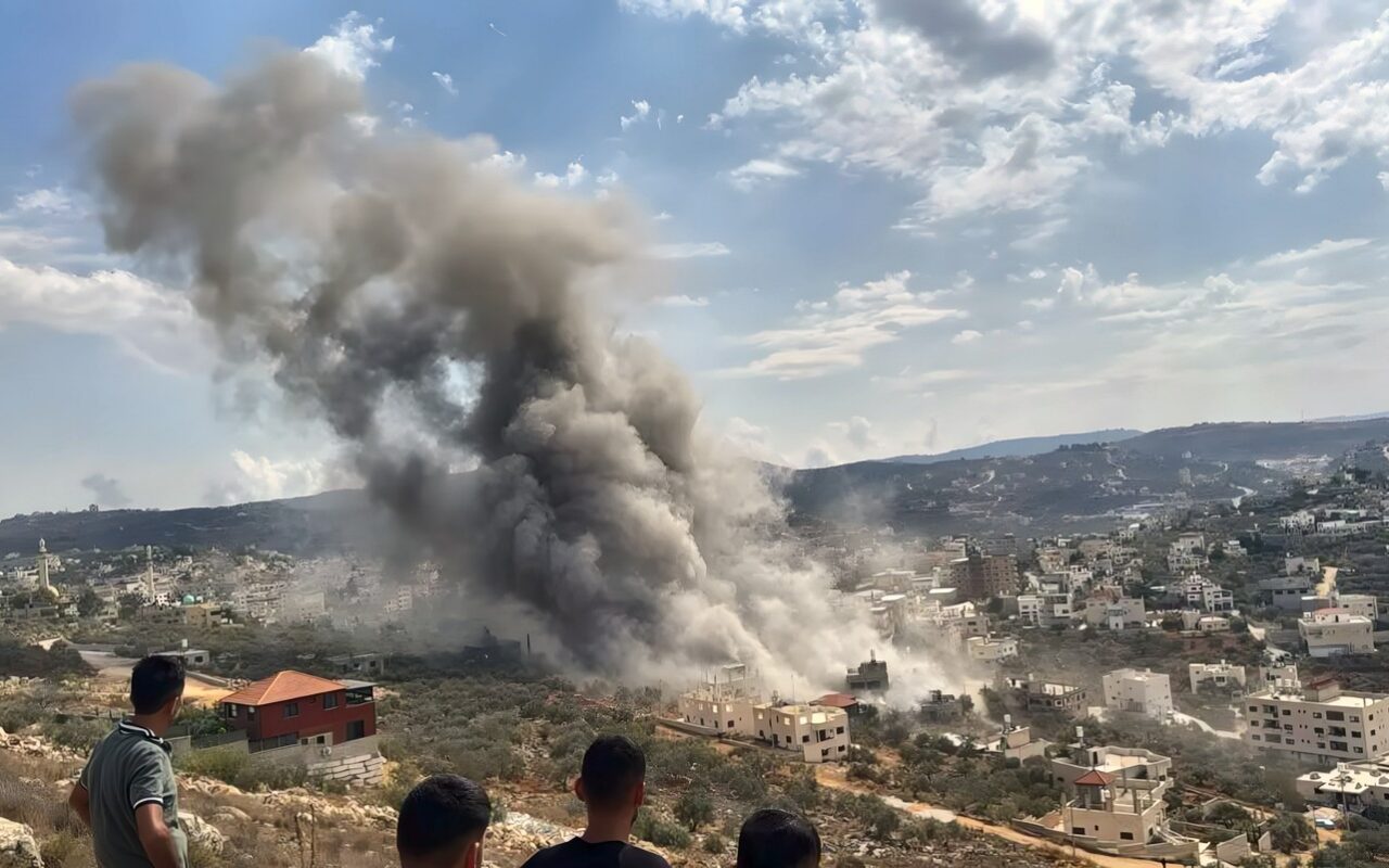 الاحتلال يفجر منزلي أسيرين في بلدة بيتا جنوب نابلس