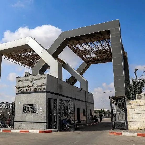 اعتقال ثلاثة عائدين إلى غزة وسط القيود المشددة على معبر رفح