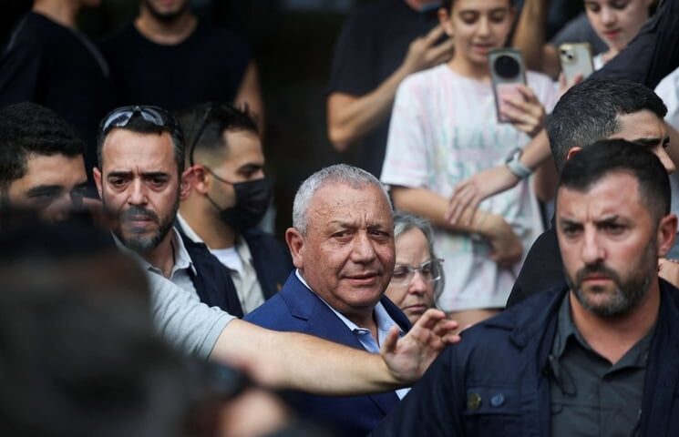 لآيزنكوت: فرصة لن تعود… إلى متى ستبقى في شباك نتنياهو؟