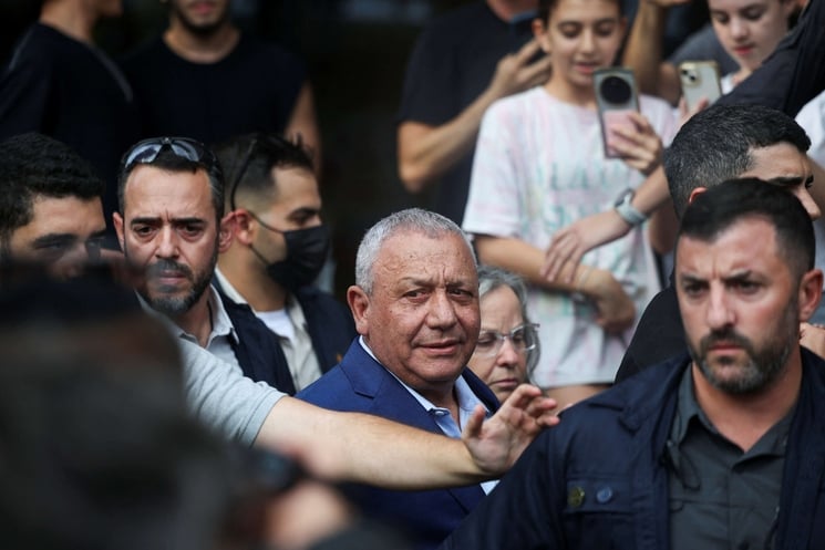 لآيزنكوت: فرصة لن تعود… إلى متى ستبقى في شباك نتنياهو؟