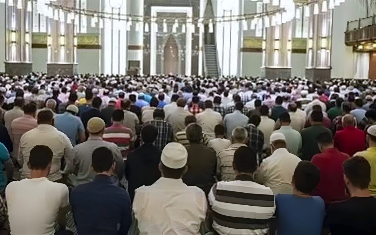 خلاف بين العلماء، هل يجوز جمع النقود في المسجد بين خطبتي الجمعة؟