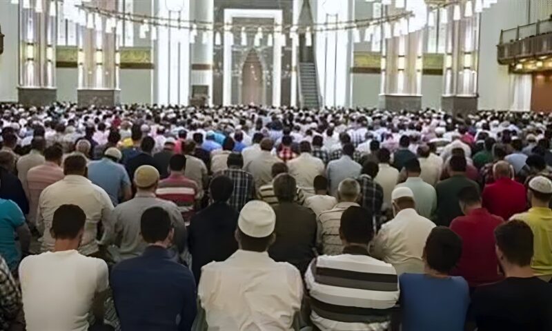 خلاف بين العلماء، هل يجوز جمع النقود في المسجد بين خطبتي الجمعة؟