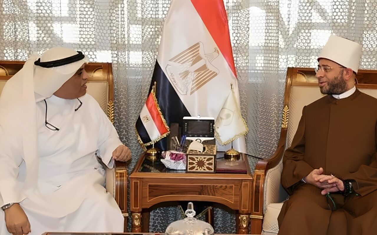 وزير الأوقاف يبحث مع مدير المكتب الكويتي للمشروعات الخيرية بالقاهرة آفاق التعاون المشترك