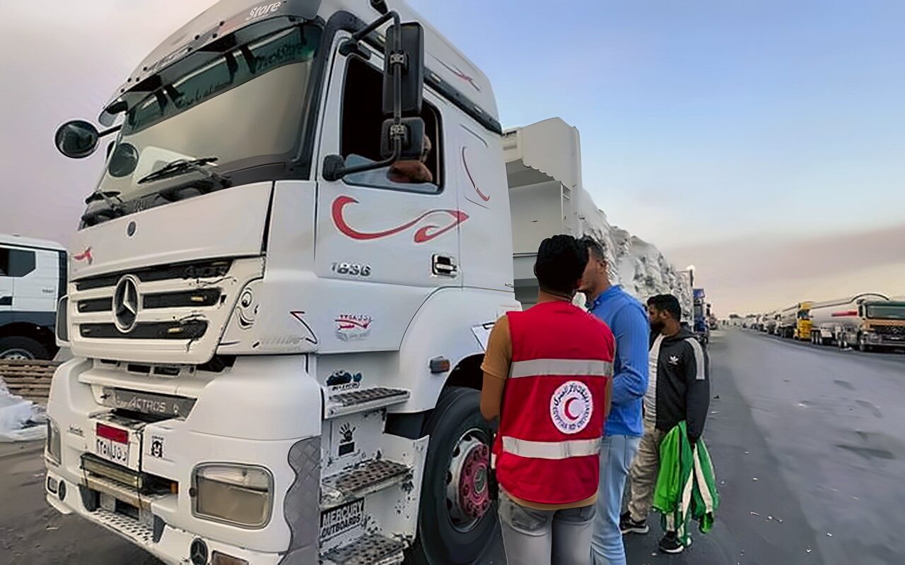 الهلال الأحمر يرسل 3289 طنا من المساعدات وآلاف الخيام إلى غزة عبر «زاد العزة 293»