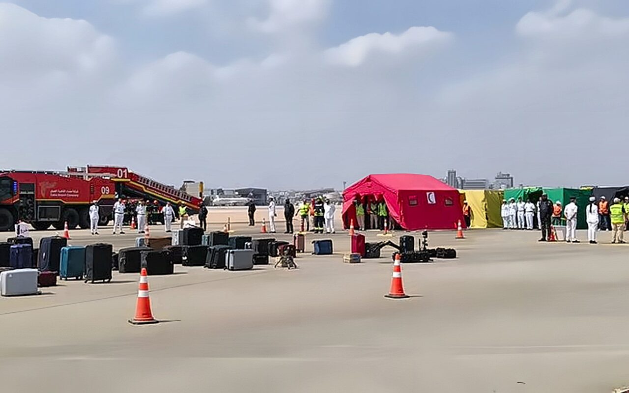 مطار القاهرة يجري تجربة طوارئ للسيطرة على حريق طائرة (فيديو وصور)