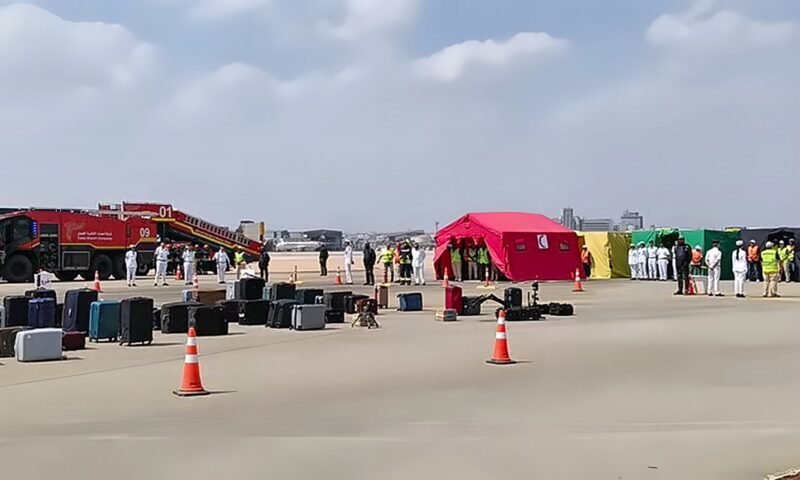 مطار القاهرة يجري تجربة طوارئ للسيطرة على حريق طائرة (فيديو وصور)