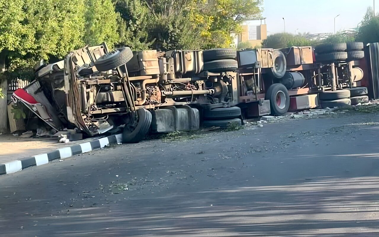 محملة بالرمان.. انقلاب سيارة أعلى الطريق الإقليمي بالقرب من كارتة حلوان