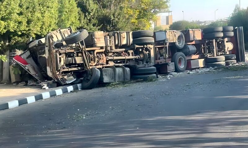 محملة بالرمان.. انقلاب سيارة أعلى الطريق الإقليمي بالقرب من كارتة حلوان