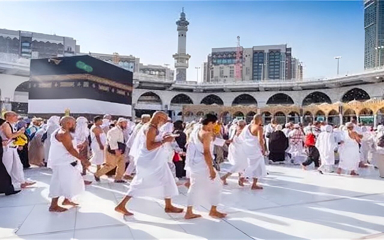 أول تعليق من السياحة والآثار بشأن تأخر إقلاع رحلات العمرة