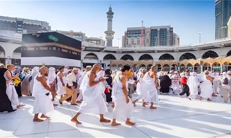 أول تعليق من السياحة والآثار بشأن تأخر إقلاع رحلات العمرة