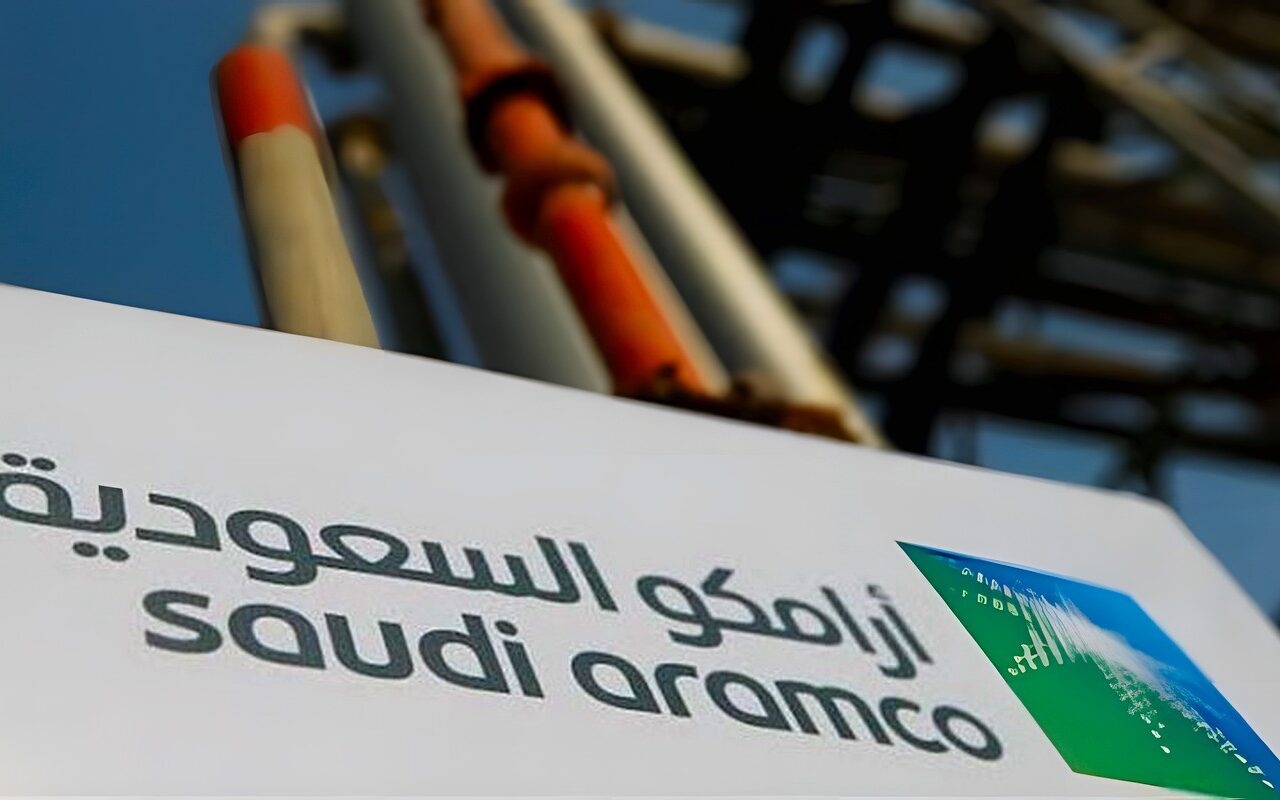 الحوثيون: استهدفنا منشآت لأرامكو ومطار الرياض