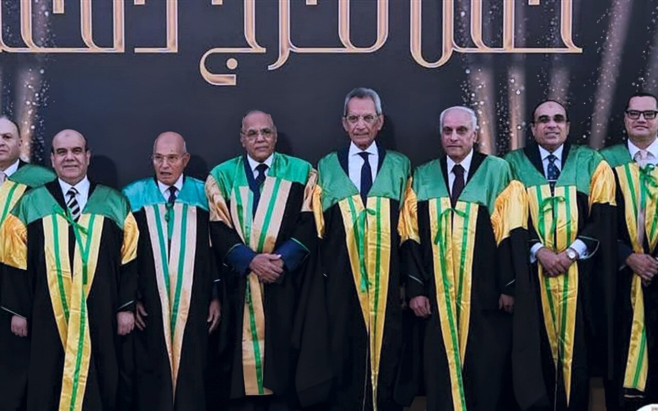“حقوق عين شمس” تكرم وزير شئون المجالس النيابية بتخريج دفعة 73
