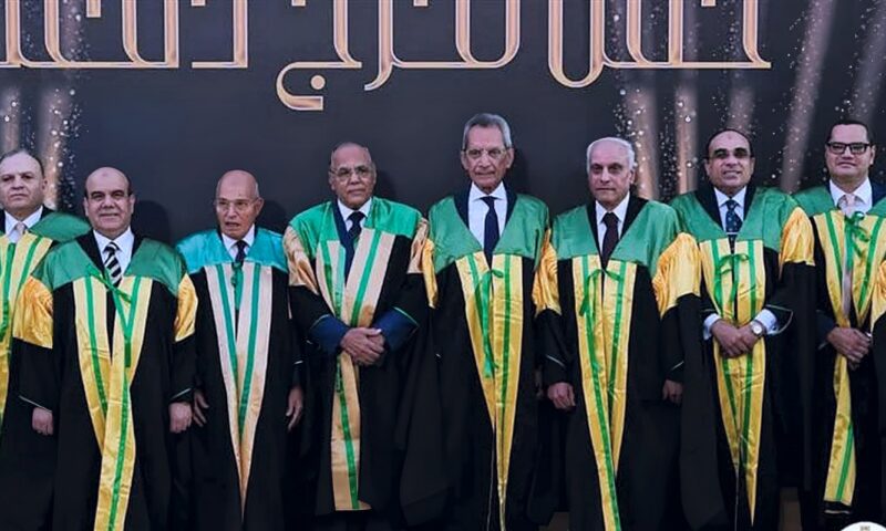 “حقوق عين شمس” تكرم وزير شئون المجالس النيابية بتخريج دفعة 73