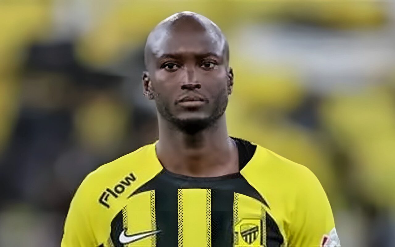 حاول الاعتداء على الحكم، عقوبة مغلظة نتنظر لاعب الاتحاد في الدوري السعودي