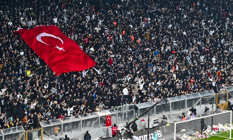بعد 6 سنوات من الحظر، جماهير بشكتاش تعود إلى مدرجات طرابزون سبور