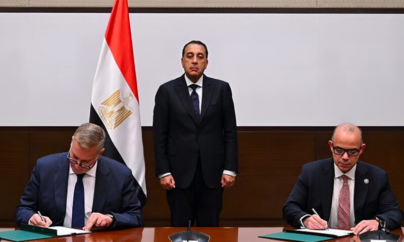 تحركات لجذب مليارات الدولارات، مدبولي يشهد اتفاقًا جديدًا بين البترول والاستثمار