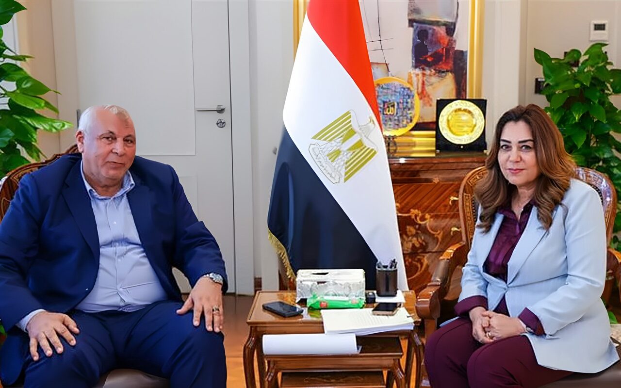 وزيرة التنمية المحلية تتابع مع محافظ مطروح موقف تنفيذ مشروعات الخطة الاستثمارية