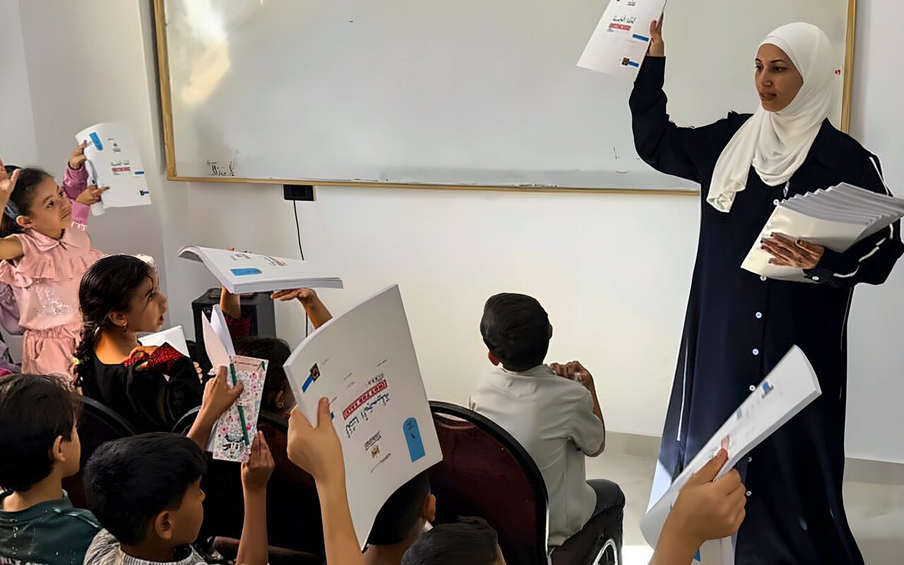 بعيدا عن أهوال الحرب… مدرسة مجانية في سيناء تمنح أطفالا نازحين من غزة فسحة أمل